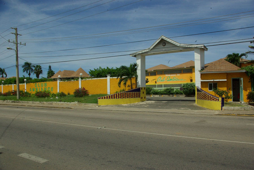 Club Ambiance (Adults Only) Hotel Runaway Bay Exterior photo